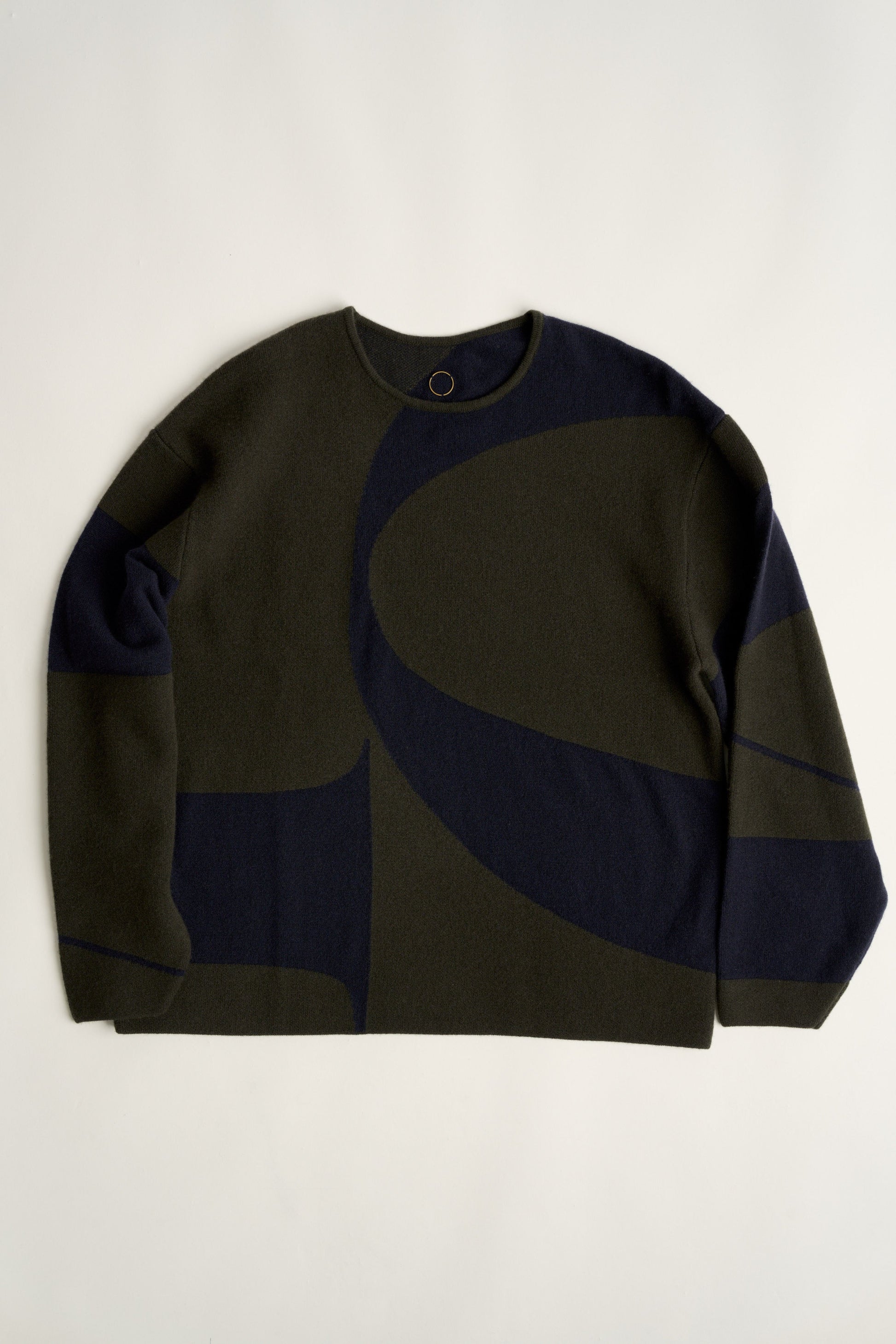 This image features the Arouc Sweater, a stylish and cozy garment ideal for everyday wear. The sweater displays a boxy silhouette and is crafted from a knitted jacquard fabric, presenting a subtle yet sophisticated pattern.