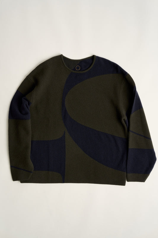 This image features the Arouc Sweater, a stylish and cozy garment ideal for everyday wear. The sweater displays a boxy silhouette and is crafted from a knitted jacquard fabric, presenting a subtle yet sophisticated pattern.